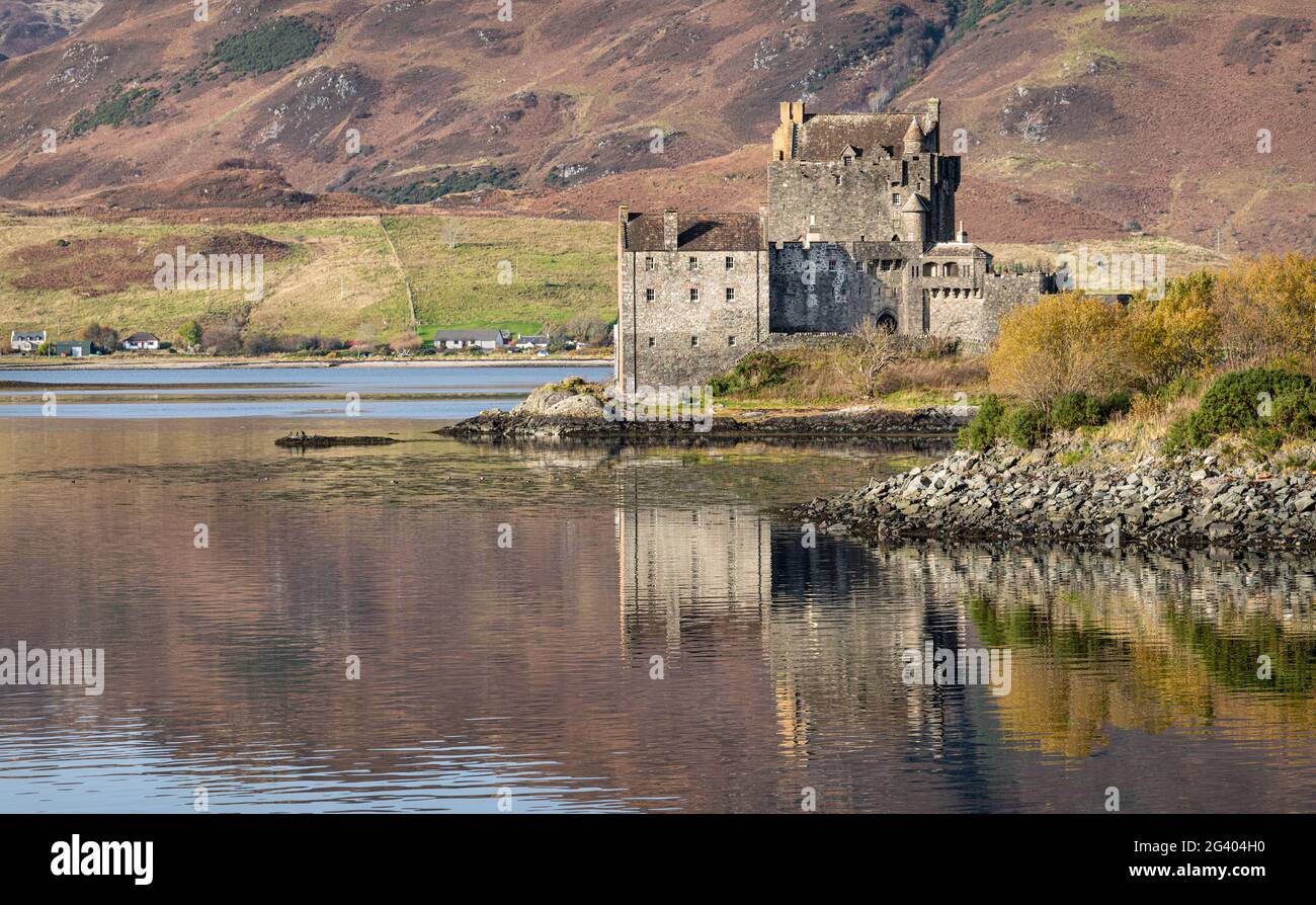 Eilean Donan Castle spiegelt sich im Loch Duich, Highlands, Schottland Stockfoto