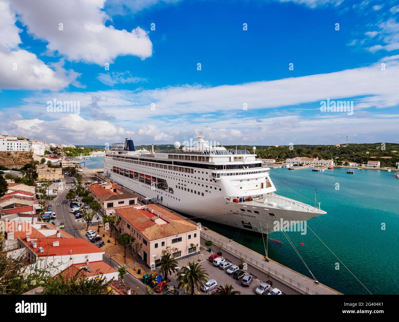 Kreuzschiff im Hafen, Mahon oder Mao, erhöhte Aussicht, Menorca oder Menorca, Balearen, Spanien Stockfoto