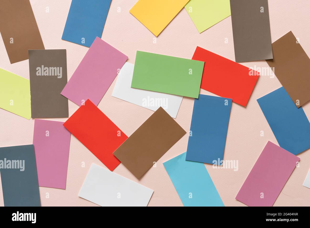 Katalog von Farbmustern, Designer-Auswahl, Draufsicht auf dem Schreibtisch am Arbeitsplatz Stockfoto