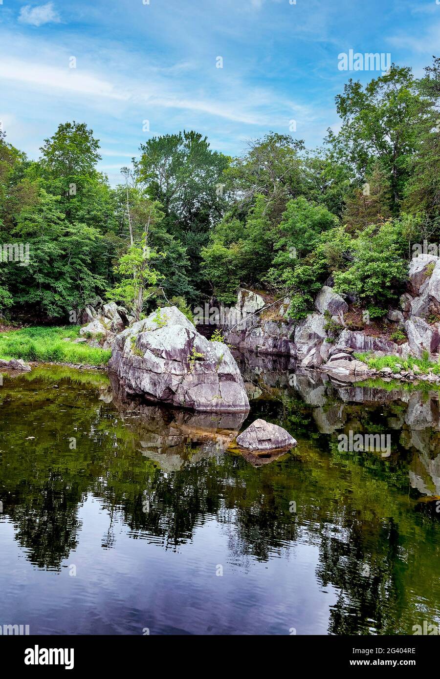 Felsiger Einlass auf einem ländlichen Bach Stockfoto