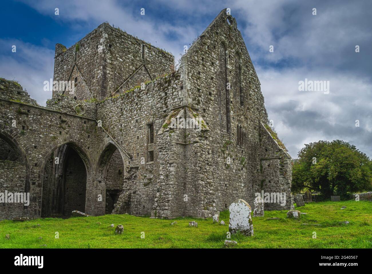 Grabsteine, Friedhof und Ruinen der alten verlassenen Hore Abbey Stockfoto