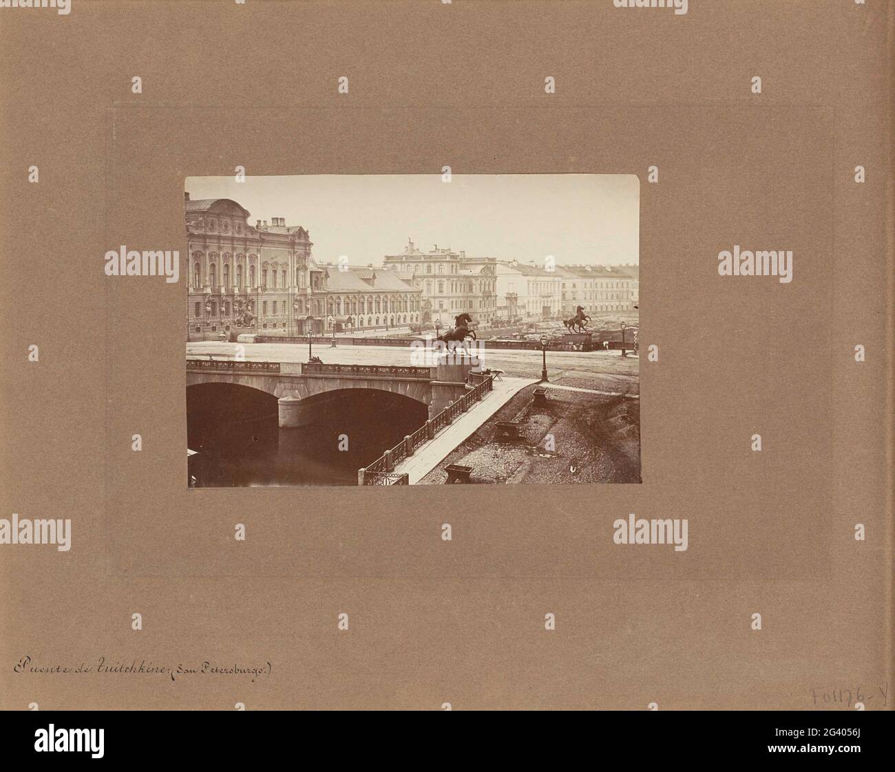 Anichkov-Brücke mit Bildern der Pferdetuner in Sankt Petersburg; Puente the Tuitchkine (San Peterburgo.). Teil des Reisealbums mit Fotos und Zeichnungen von Manuel Mayo 1876. Stockfoto