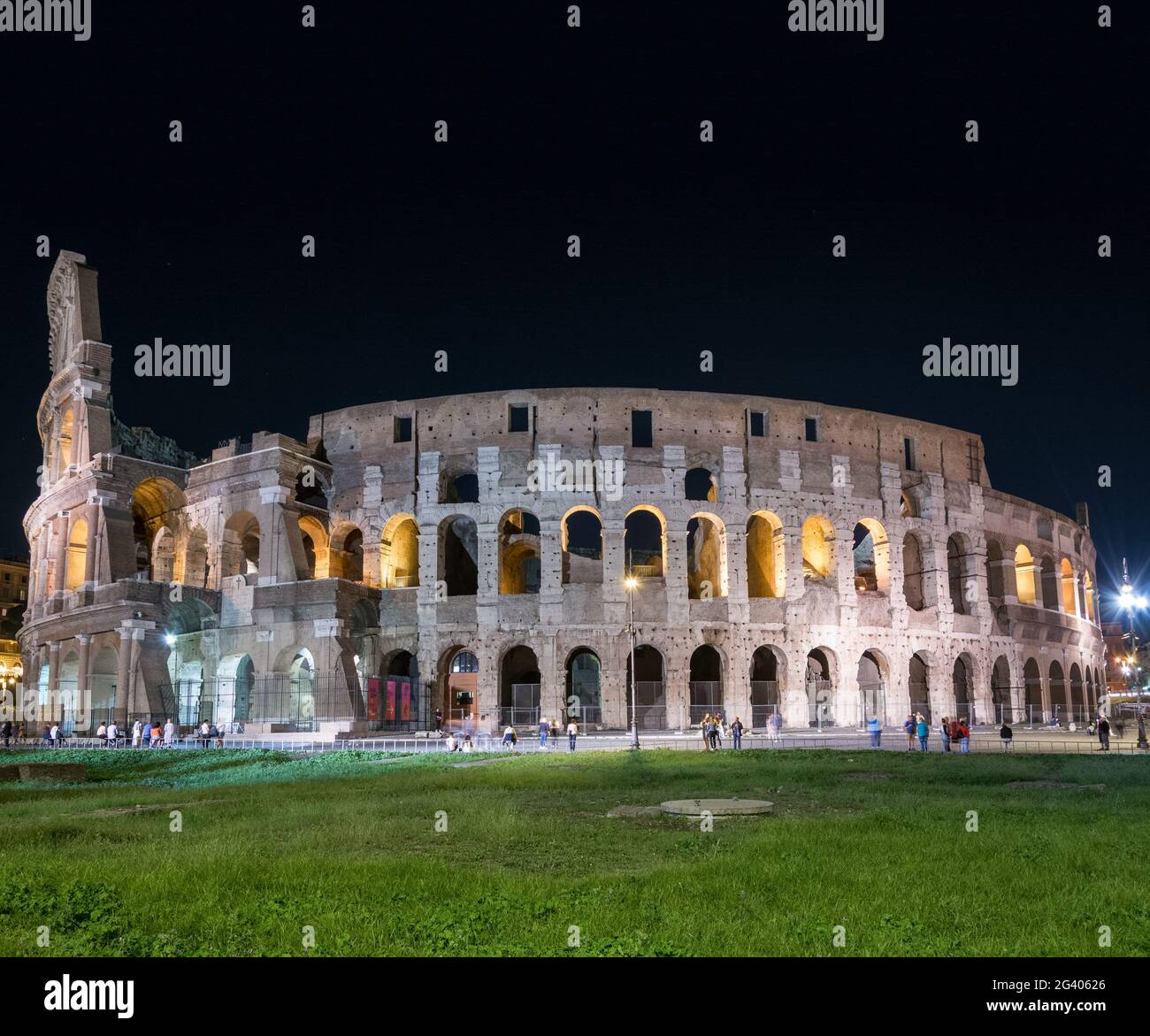 Das nächtliche Kolosseum ist das touristische Zentrum von Rom. Stockfoto