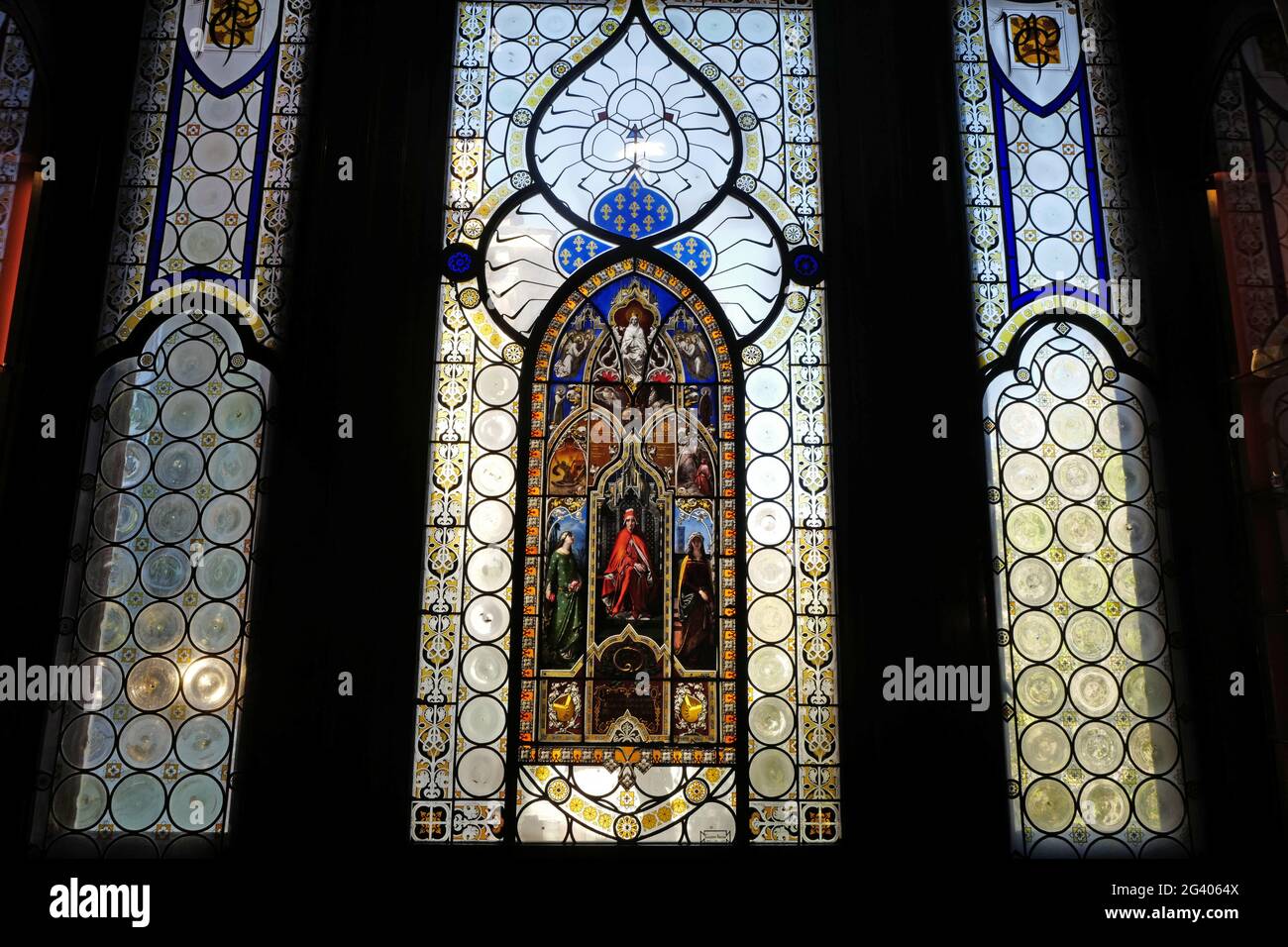 Religiöse Glasmalereien im Haus Museum Poldi Pezzoli, auf dem historischen Gebäude, in der Innenstadt von Mailand. Stockfoto