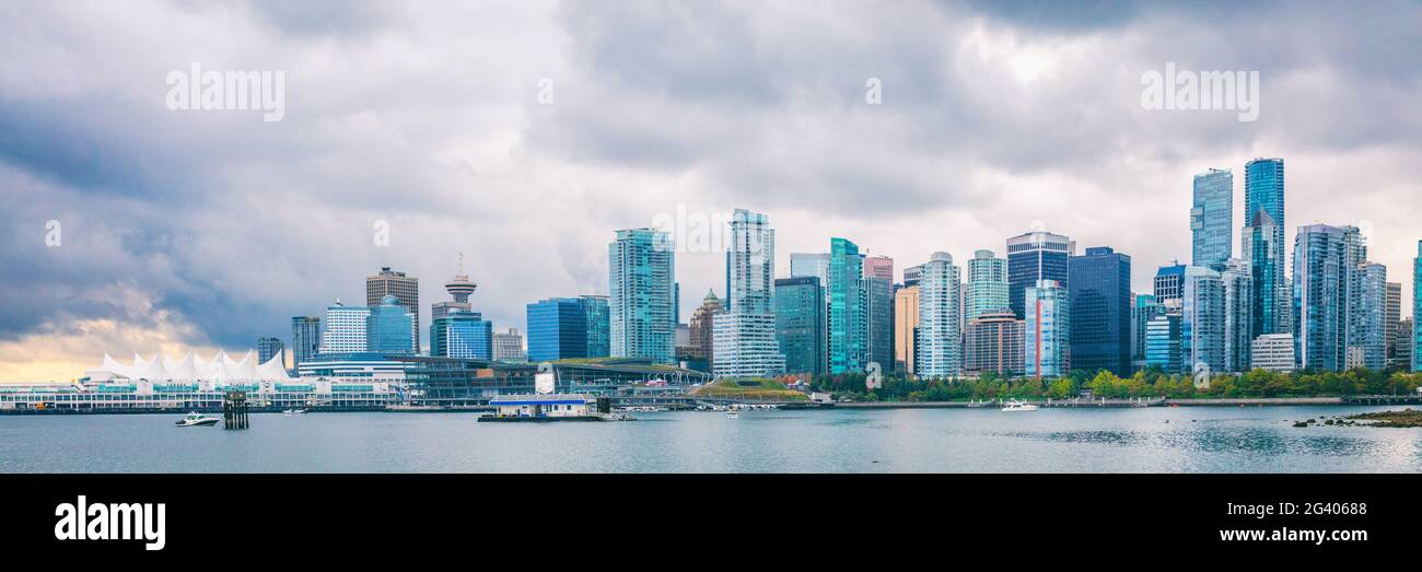 Vancouver City Skyline Panorama Banner Landschaft im Herbst - British Columbia, Kanada. Städtischer Hintergrund. Stockfoto