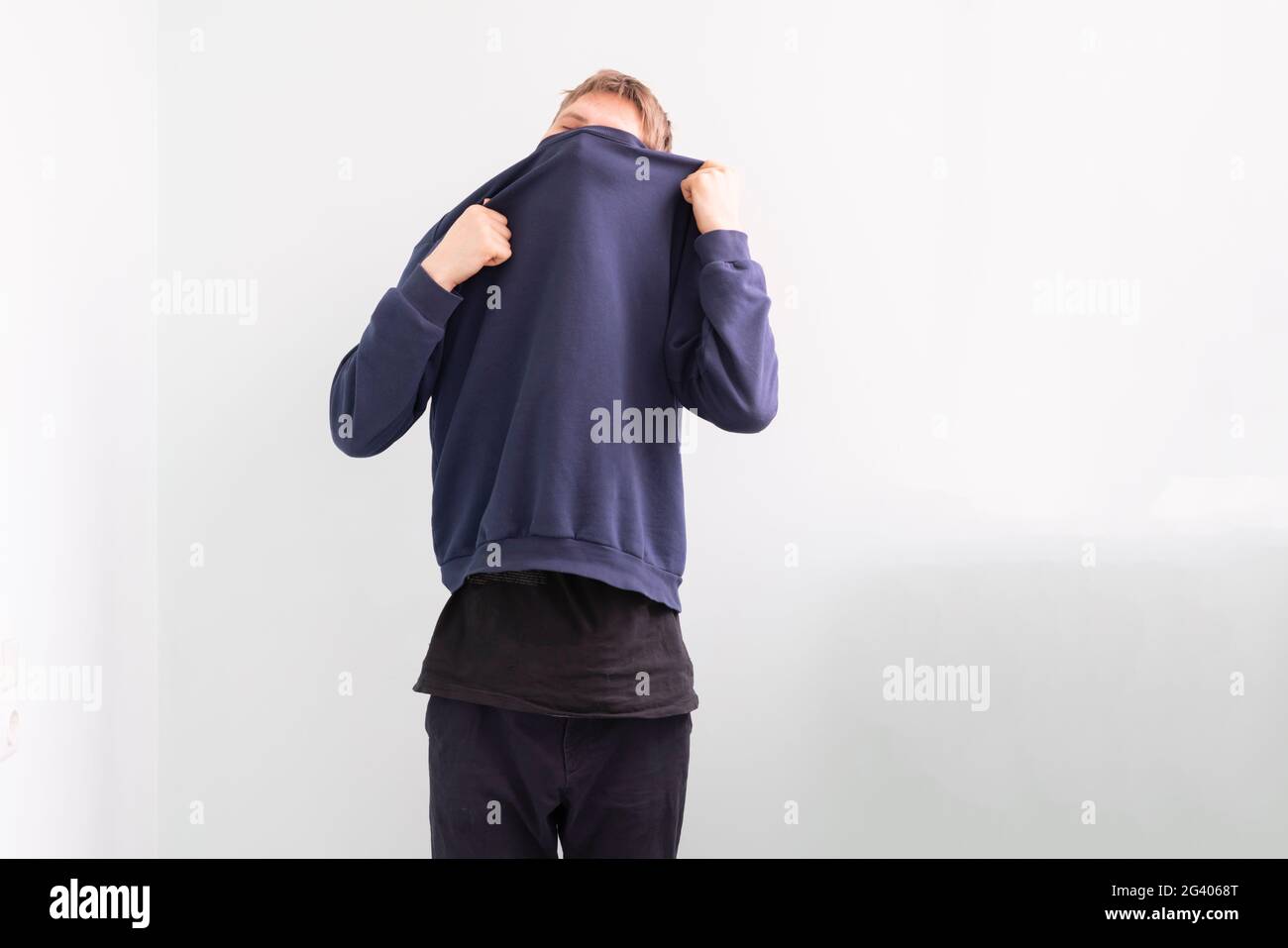 Mann zog die Sweatshirt-Kapuzenjacke an Stockfoto