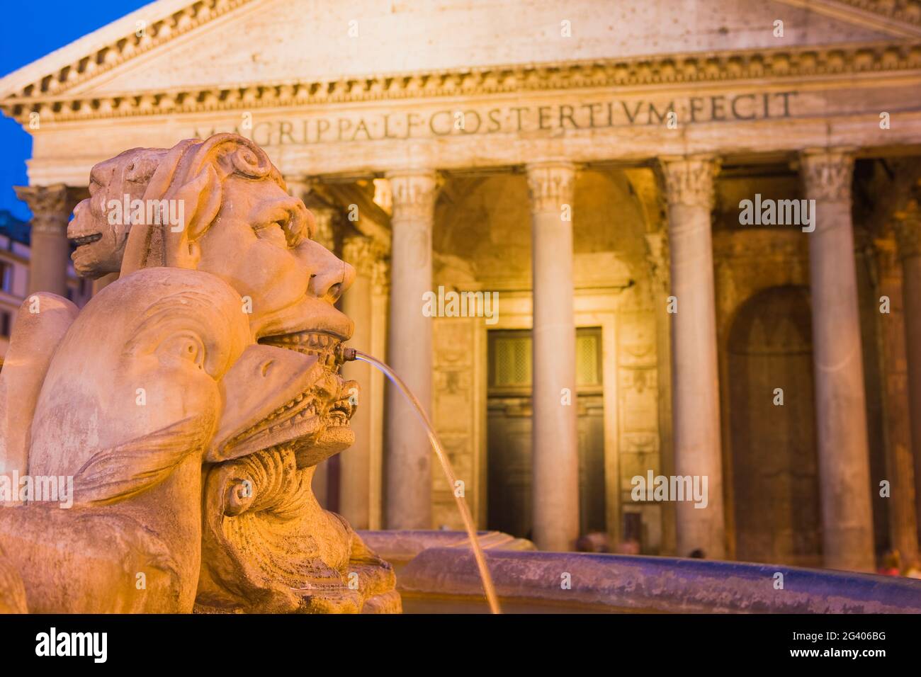 Pantheon-Brunnen mit dem Pantheon im Hintergrund, Rom, Italien Stockfoto