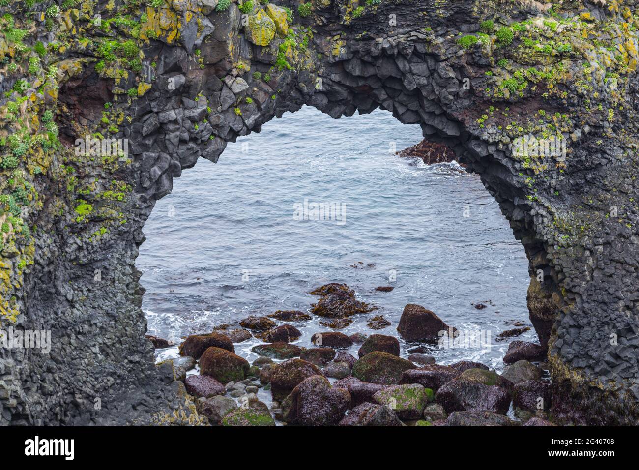 Wanderung von Arnarstapi zur Steinbrücke im Süden Islands Stockfoto