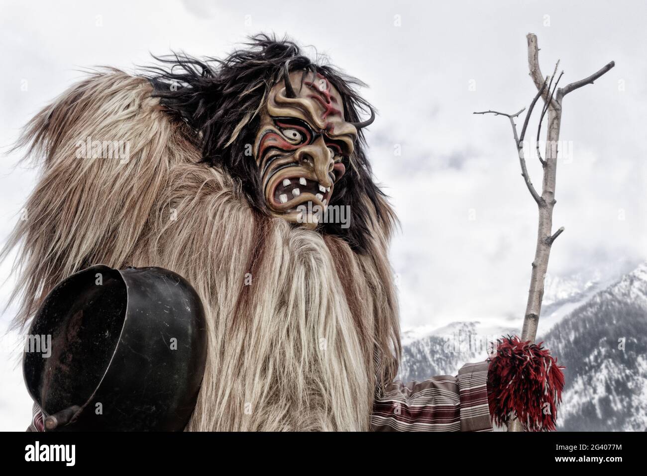 Karnevalsparade der Tschäggättä in Wiler, Lötschental, Wallis, Schweiz. Stockfoto