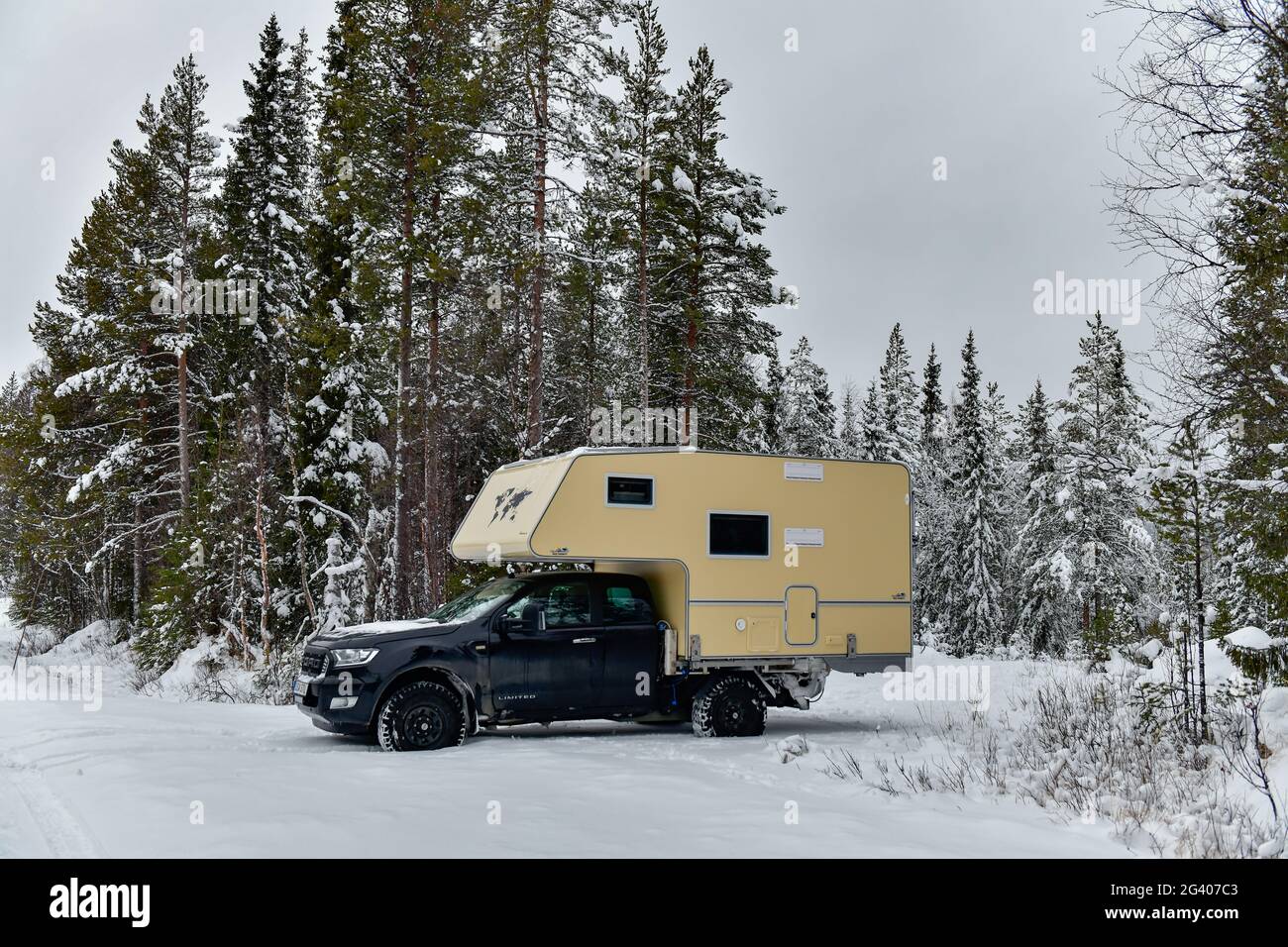 Wohnmobil im Tiefschnee im Wald in Lappland, Suddesjaur, Schweden Stockfoto
