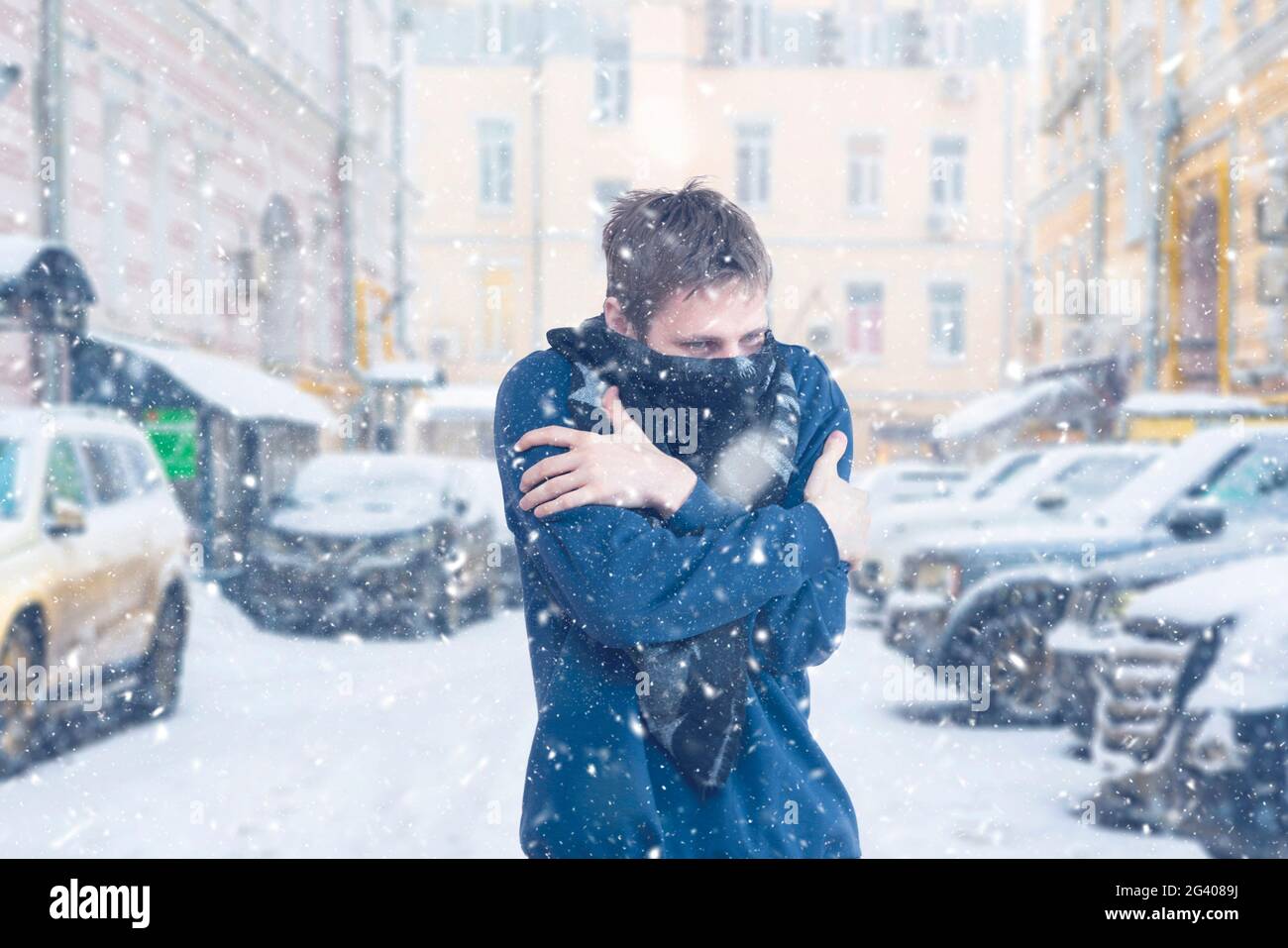 Männliche Person krank, eiskalt draußen, Winter verschneit Wetter Stockfoto