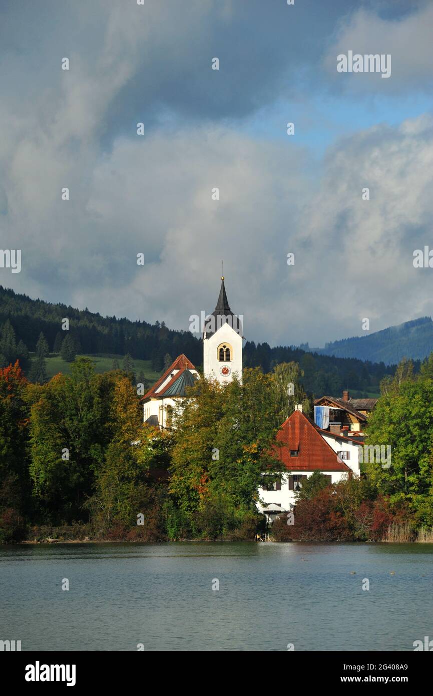 Katholische Pfarrkirche St. Walburga, Philipp und Jakobus in Weißensee Stockfoto
