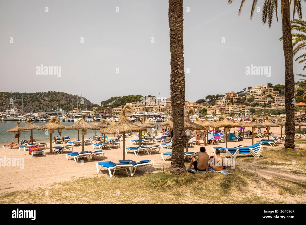 Port de Soller, Mallorca, Spanien. Juni 2021. Strandleben in Port de Soller auf Mallorca. Quelle: John-Patrick Morarescu/ZUMA Wire/Alamy Live News Stockfoto