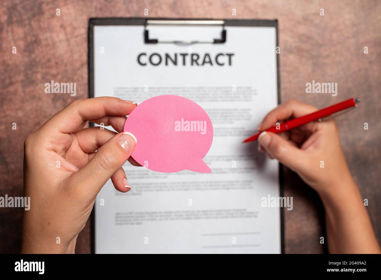 Closeup Geschäftsmann Unterzeichnung eines Vertrags Investition professionelle Dokument Vereinbarung auf dem Tisch mit Stift. Geschäftsfrau bei der Unterzeichnung Stockfoto