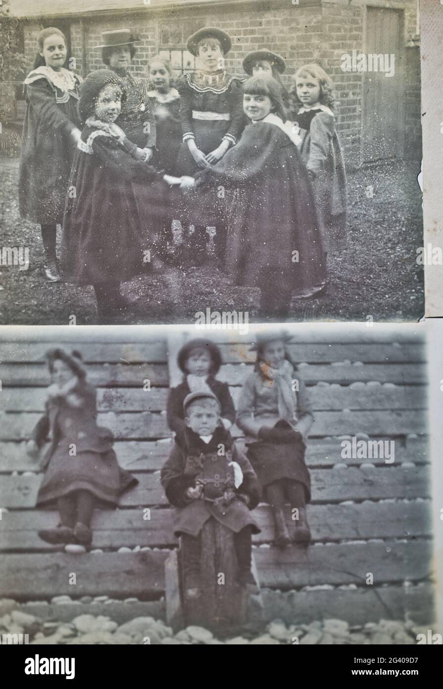 Authentische Vintage-Fotografien von Kindern, die zu Beginn des 20. Jahrhunderts spielen und zusammen sitzen. Konzept der Kindheit, Nostalgie, historisch Stockfoto