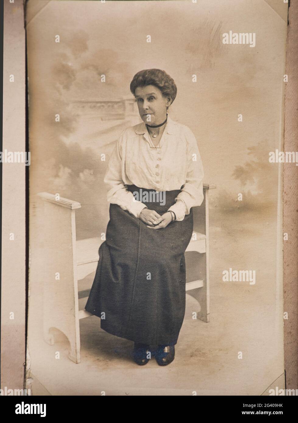 Ein authentisches Vintage-Foto aus dem Jahr 1910, auf dem eine ältere Frau sitzt, die für ein Studiofoto posiert. Konzept von Nostalgie, Vintage, Historisch Stockfoto