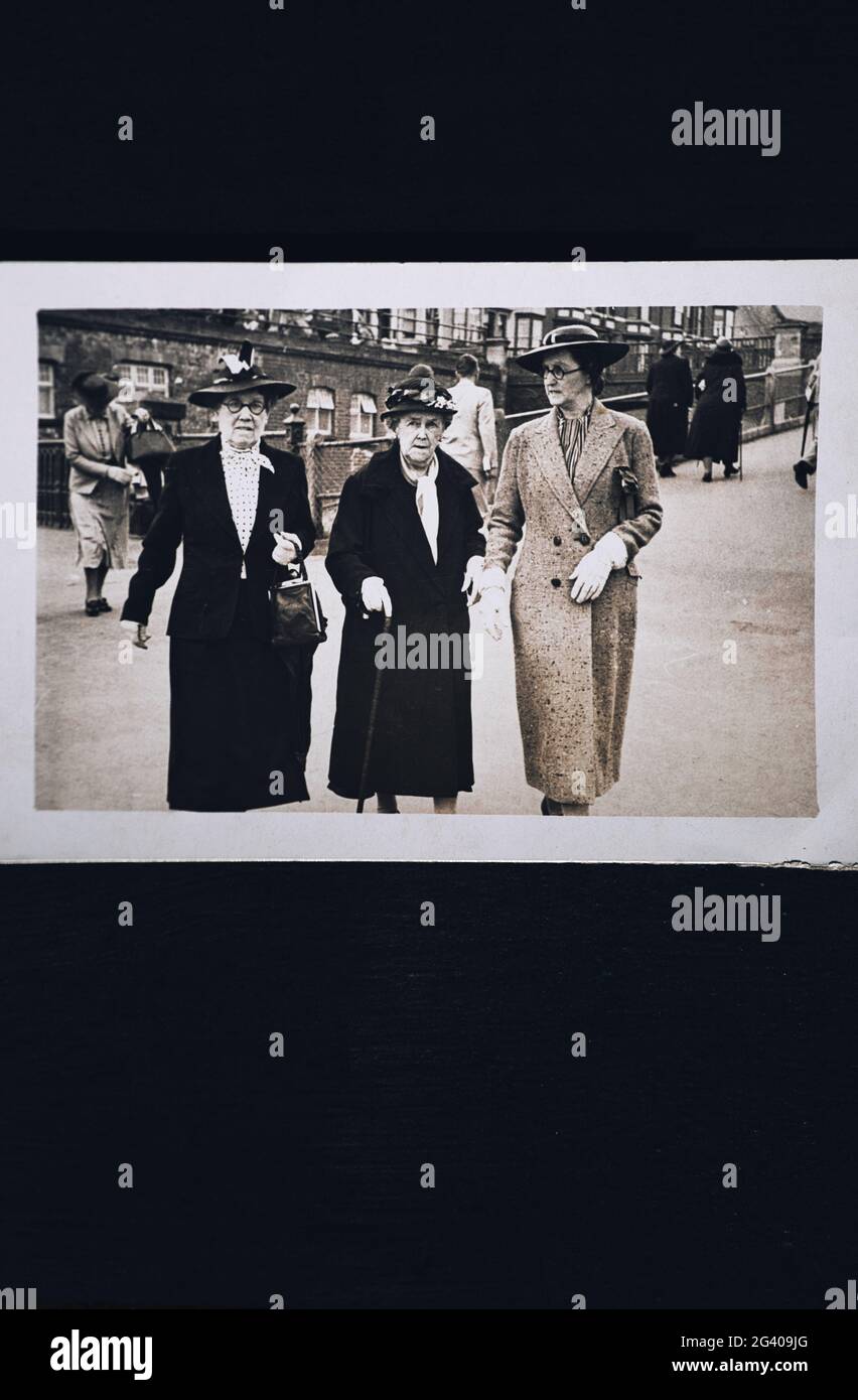 Ein authentisches Vintage-Foto aus den 30er Jahren von drei Frauen, die Hüte tragen, die zusammen spazieren, Bridlington, East Yorkshire. Konzept der Nostalgie, historisch Stockfoto