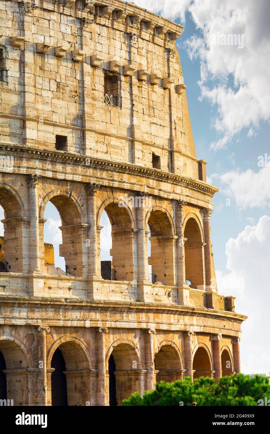 Das Kolosseum ist das touristische Zentrum von Rom. Stockfoto