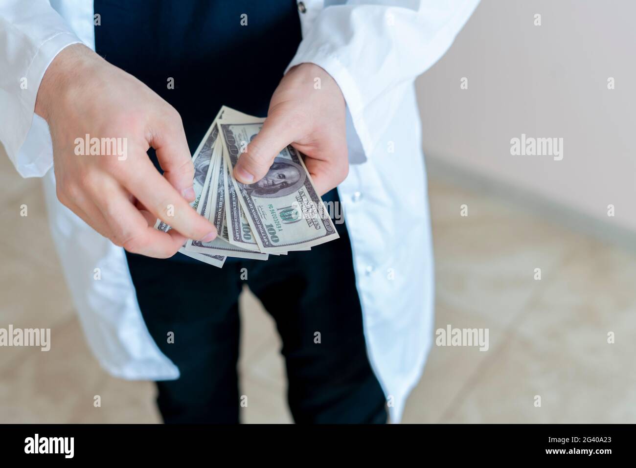 Arzt verdienen Bargeld, professionelle Beschäftigung in der Medizin, Klinikeinkommen Stockfoto