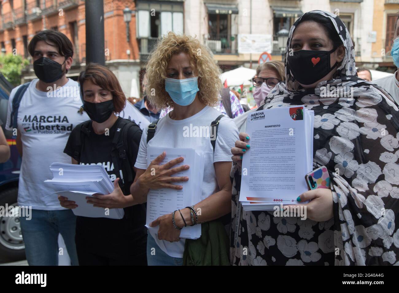 Madrid, Spanien. Juni 2021. Saharauische Aktivisten liefern Tausende von Unterschriften beim Außenministerium in Madrid. (Foto von Fer Capdepon Arroyo/Pacific Press) Quelle: Pacific Press Media Production Corp./Alamy Live News Stockfoto