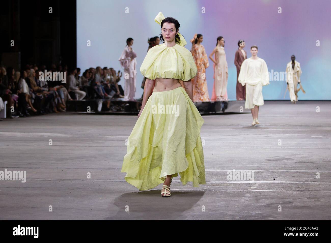 Ein Model läuft während der Ginger & Smart Show während der Afterpay Australian Fashion Week Resort 2022 Collections am 1. Juni auf der Carriageworks über den Laufsteg Stockfoto