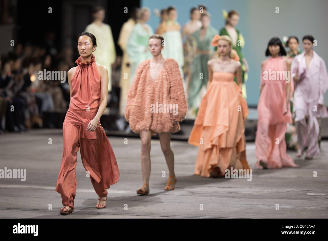 Models laufen während der Ginger & Smart Show während der Afterpay Australian Fashion Week Resort 2022 Collections bei Carriageworks am 1. Juni auf der Piste, Stockfoto