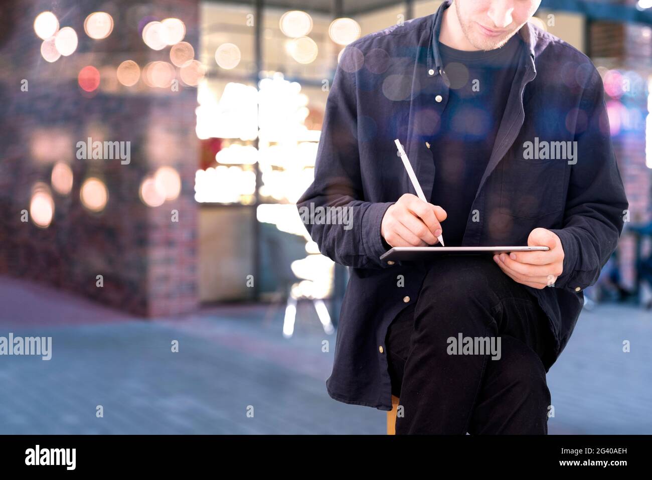 Digitaler Designer, der die Illustration mit dem Stift auf dem Tablet macht Stockfoto
