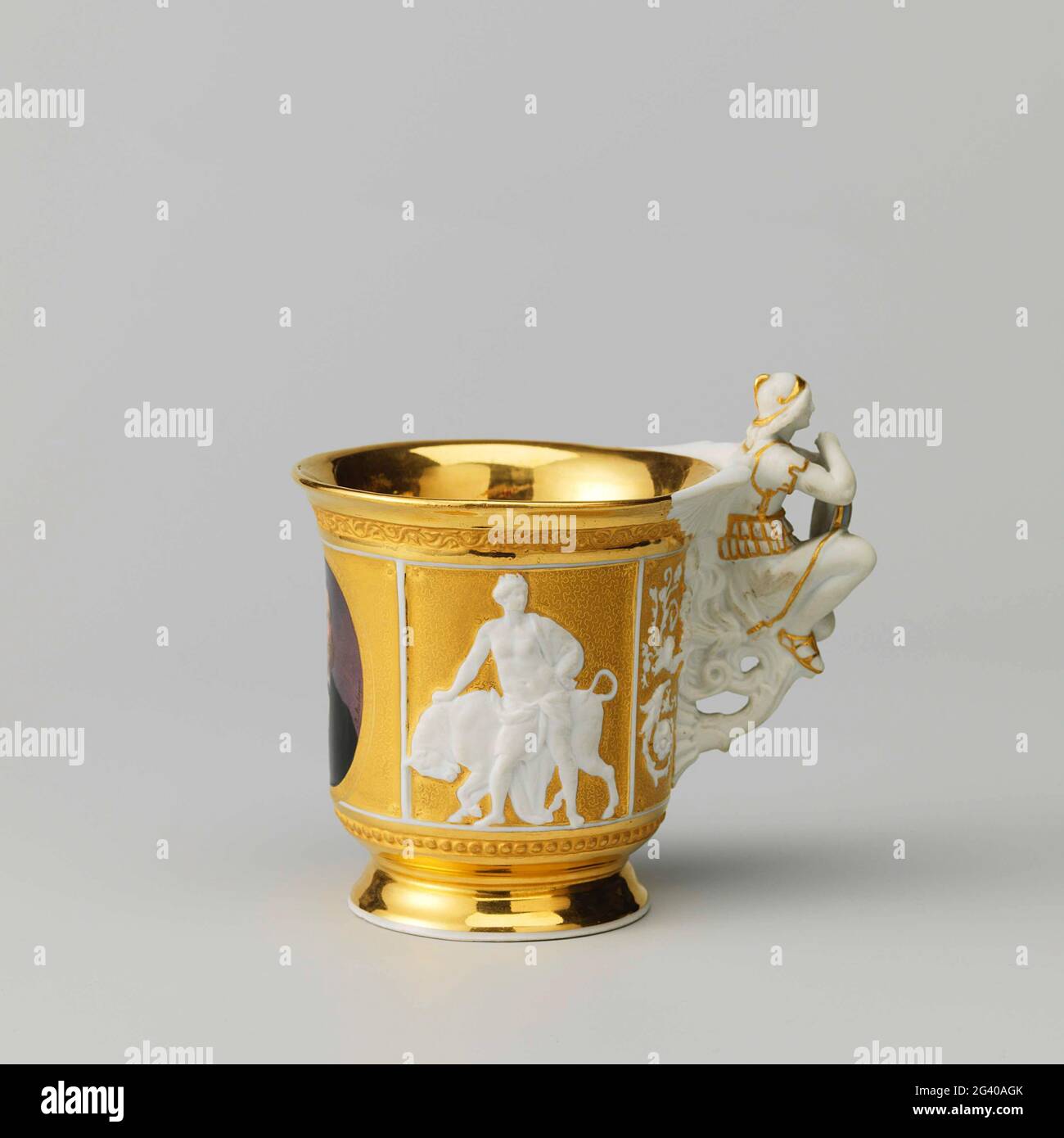 Tasse mit Porträts von Philips, Graf von Flandern und Maria van Hohenzollern-Sigmaringen. Der Kopf ist bunt bemalt mit den Porträts von Philips, dem Grafen von Flandern und seiner Frau Maria von Hohenzollern-Sigmaringen. Zusätzlich zu den Porträts auf den Köpfen in Keksrelief Hercules (?) Mit dem Löwen und Europa (?) Mit dem Stier. Die Ohren in Form einer geflügelten Figur in Keks, die ein glasiertes Wappen auf dem Schuss mit gekrönten Bündnisarmen des Paares und der sinnvollen Nichte ohne Gott hält. Der Kopf ist vergoldet, mit einem eingeschriebenen Vermiculé (?) - Muster. Unterschrift: Zepter w Stockfoto