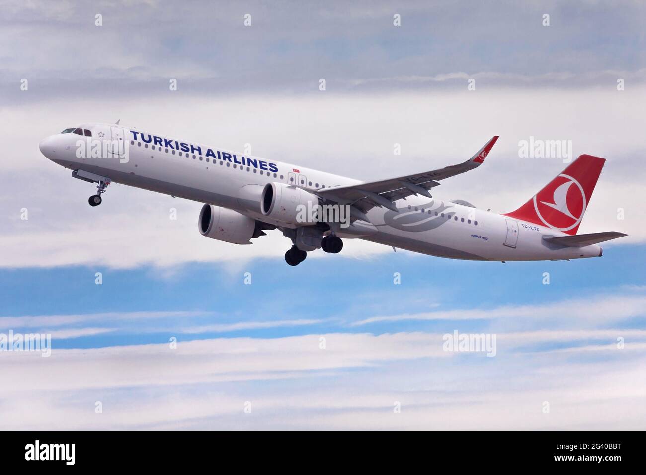Barcelona, Spanien - 16. Mai 2021: Turkish Airlines Airbus A321neo nimmt vom Flughafen El Prat in Barcelona, Spanien, ab. Stockfoto