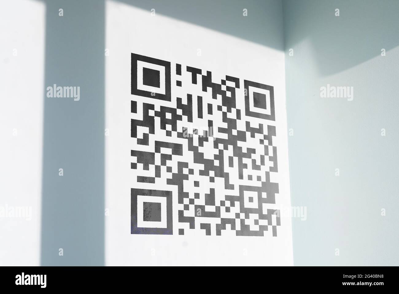 qr-Code auf die Wandoberfläche gedruckt, Scan für Zahlung Stockfoto