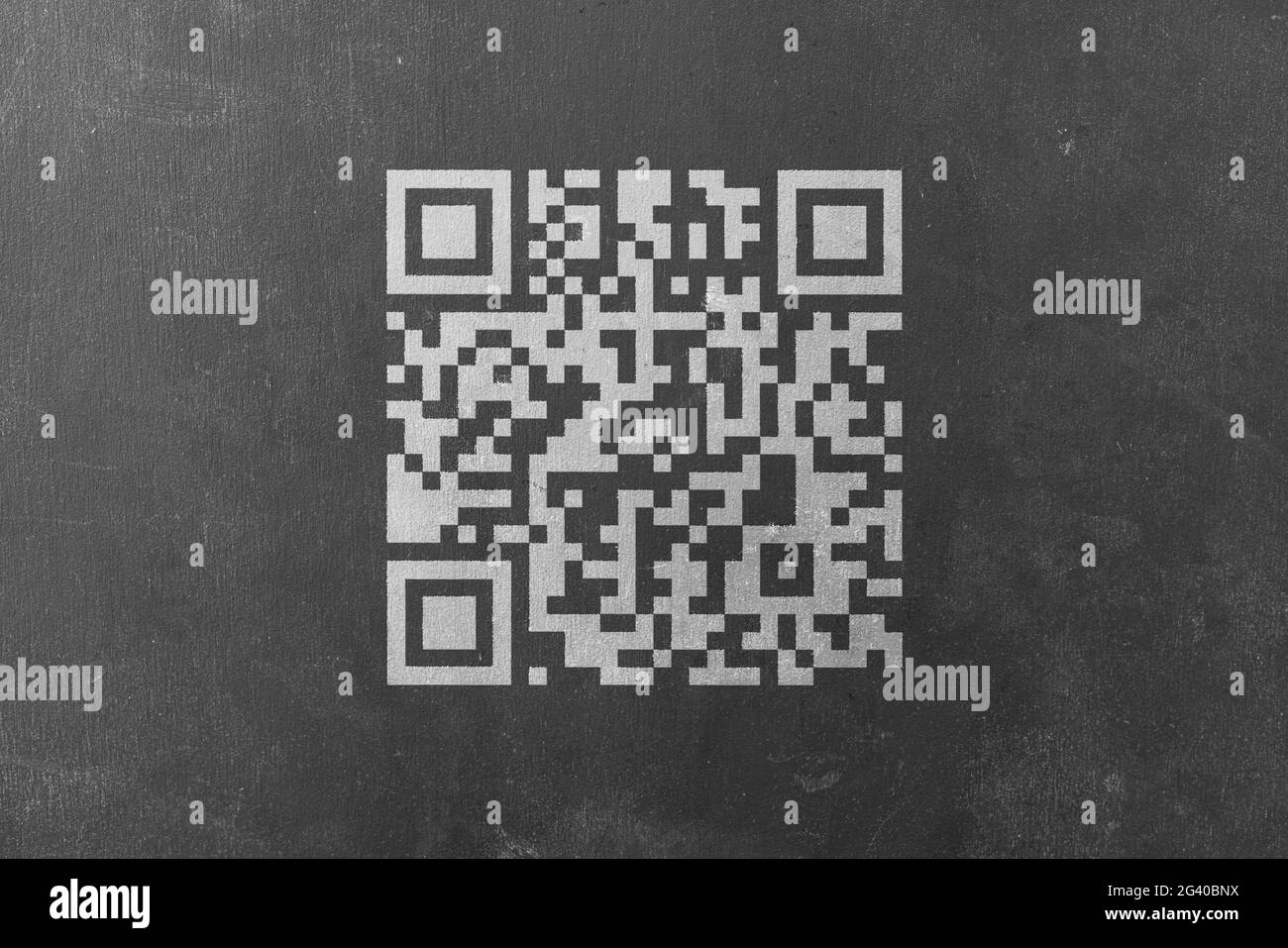 qr-Code auf die Wandoberfläche gedruckt, Scan für Zahlung Stockfoto