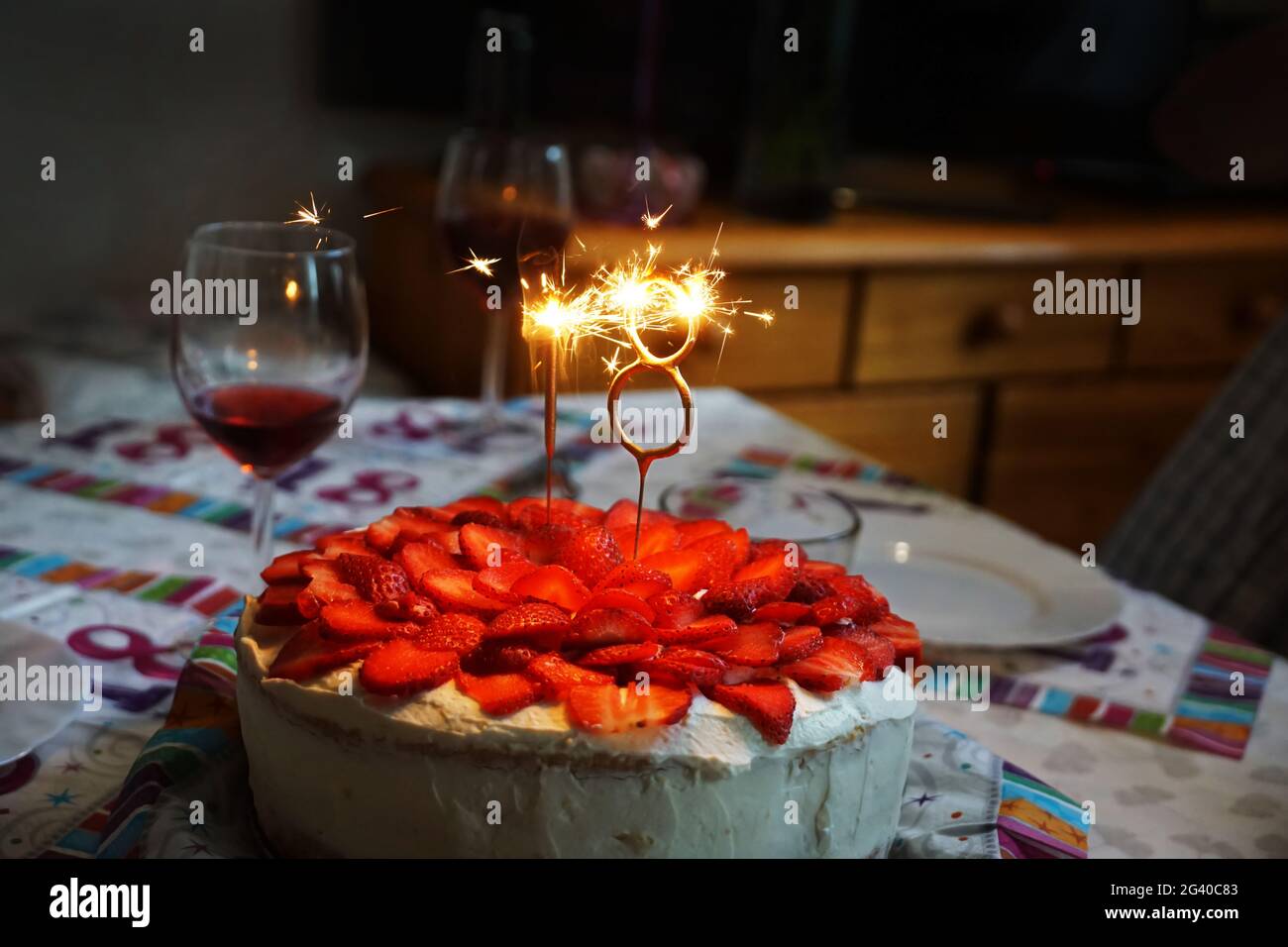 Geburtstagskuchen. 18. Geburtstag. Nummer 18 brennt Funkeln. Stockfoto