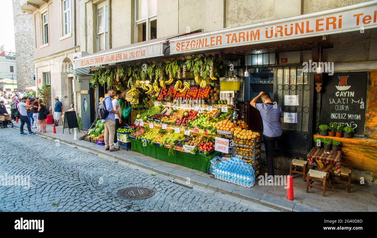 Straßenleben unter dem Galata Turm Galata-Karaköy Viertel von Istanbul, Türkei. 06-22-2019. Obst- und Gemüseladen Stockfoto