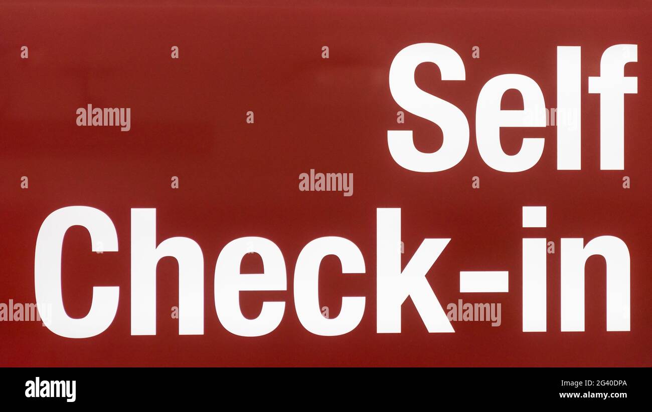 Check-in-Schild mit Selbstbedienung am Flughafen Stockfoto