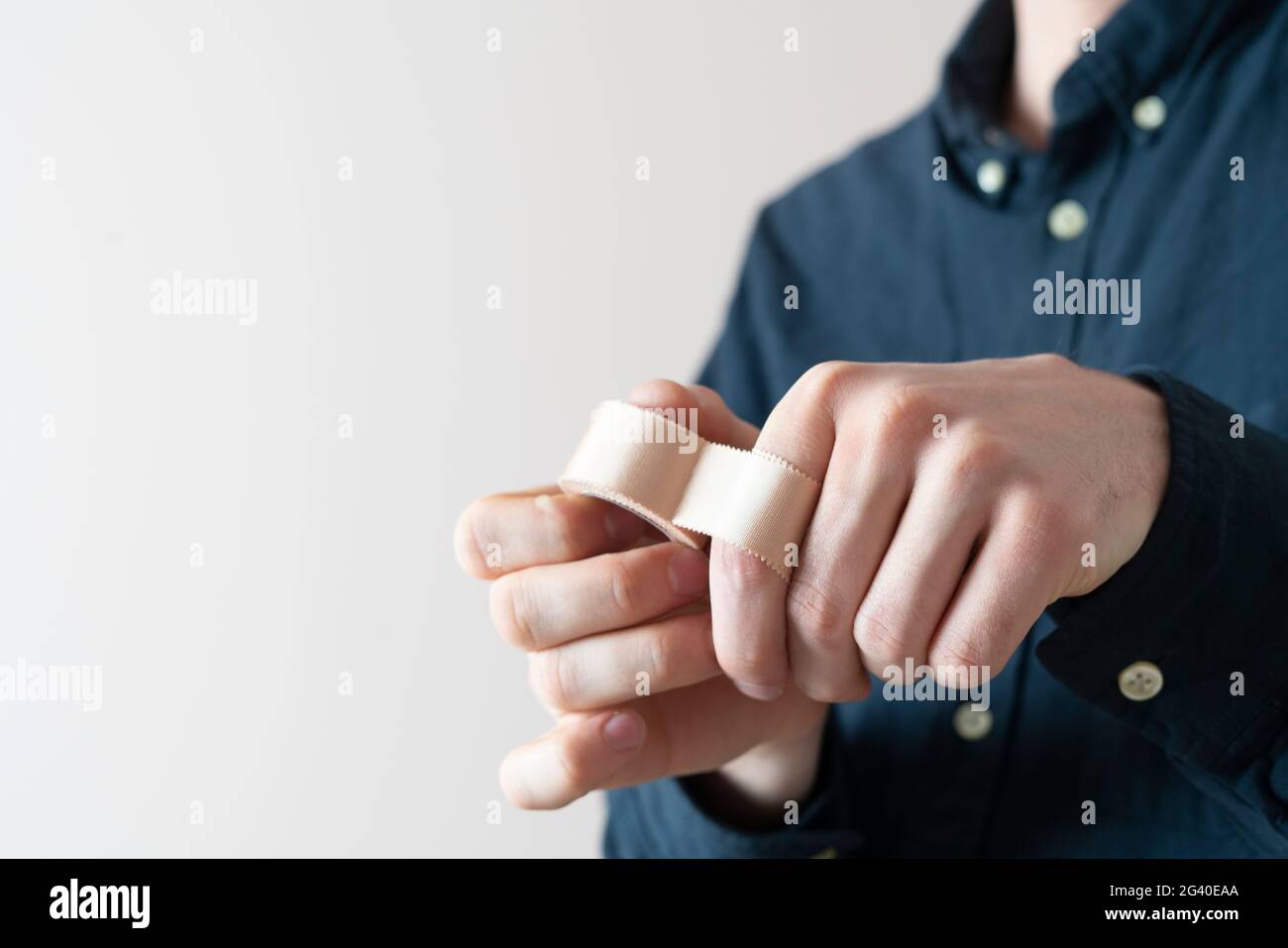 Anwendung von medizinischen Klebeband auf die Hand, Haut Schmerzschutz Pflaster Stockfoto