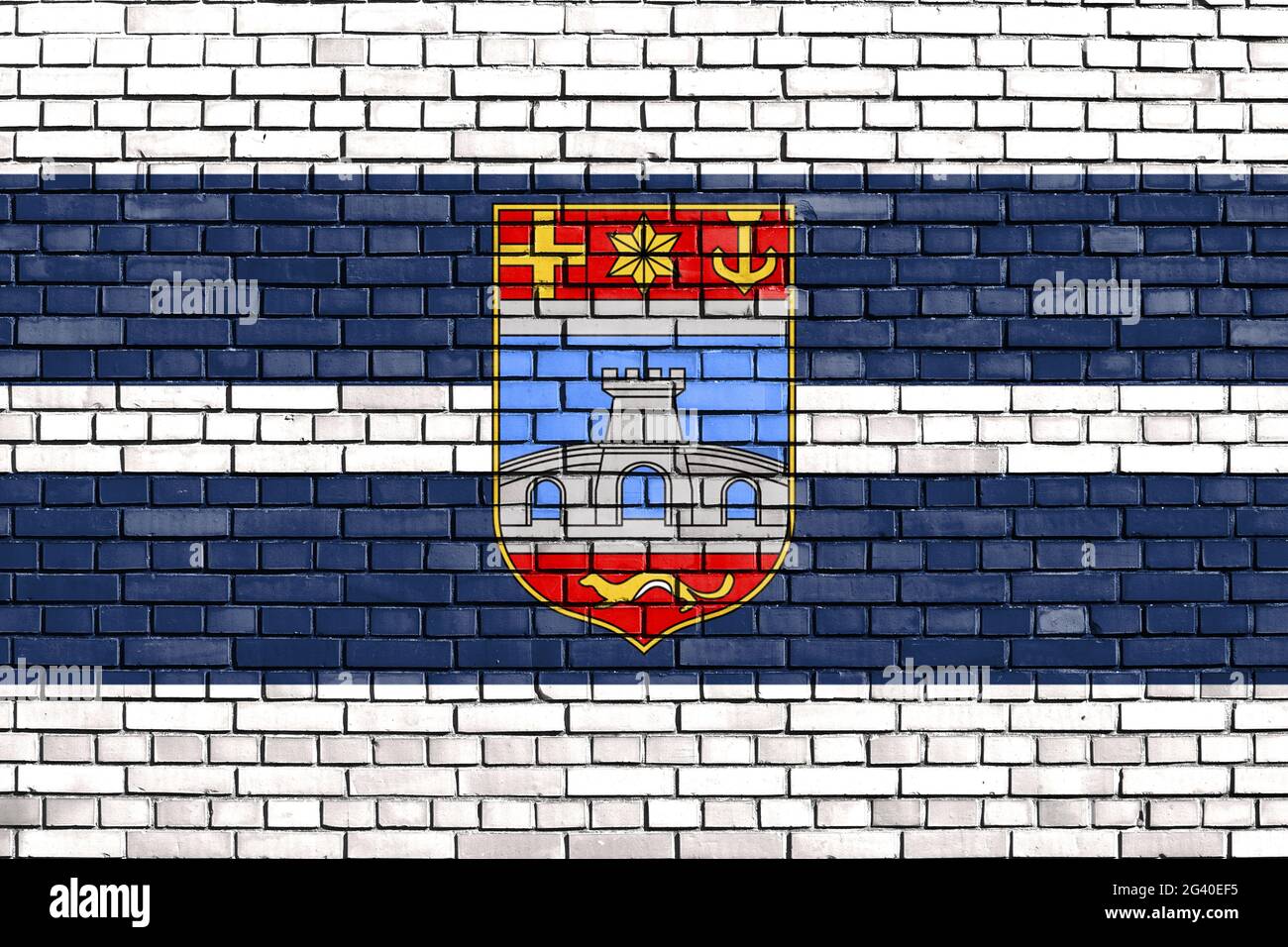 Flagge des Komitats von Esijek-Baranja auf Ziegelmauer gemalt Stockfoto