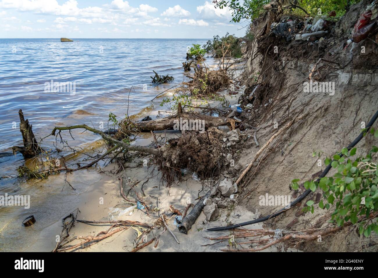 Müll an der Küste Dnjepr Fluss in der Ukraine bei Kiew. Kontamination der Umwelt durch den Menschen. Die Leute haben Müll am Flussufer hinterlassen. Ökologische Katastrophe Stockfoto