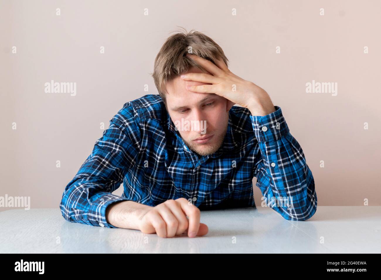Junger Mann fühlt sich traurig, Depression Problem Enttäuschung Stockfoto