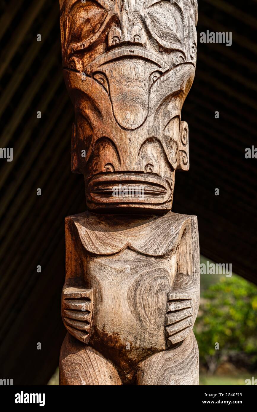 Große Tiki aus Holz, die im Kulturzentrum Te Tumu, Tekoapa, UA Huka, den Marquesas-Inseln, Französisch-Polynesien, Südpazifik Stockfoto