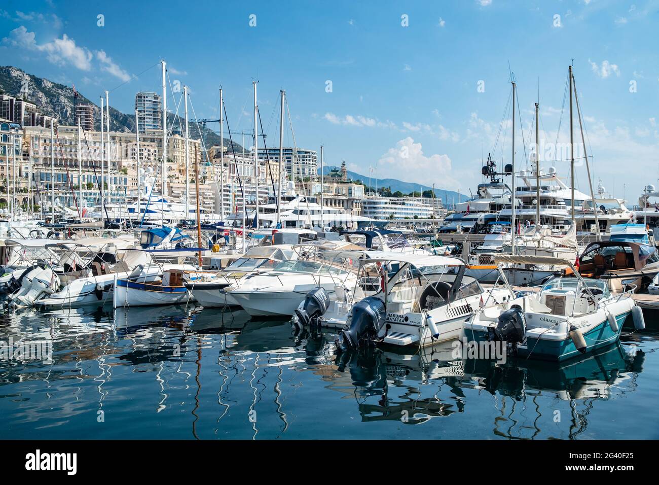Monaco, Monte-Carlo, 06. August 2018: Ruhe im Hafen Hercules, die geparkten Boote, Sonnentag, viele Yachten und Boote, RIVA, Stockfoto
