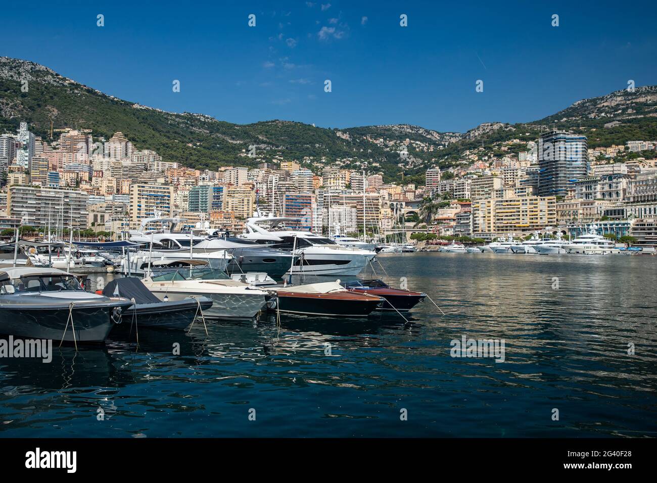 Monaco, Monte-Carlo, 06. August 2018: Ruhe im Hafen Hercules, sind die geparkten Boote, sonniger Tag, viele Yachten und Boote, viel Stockfoto