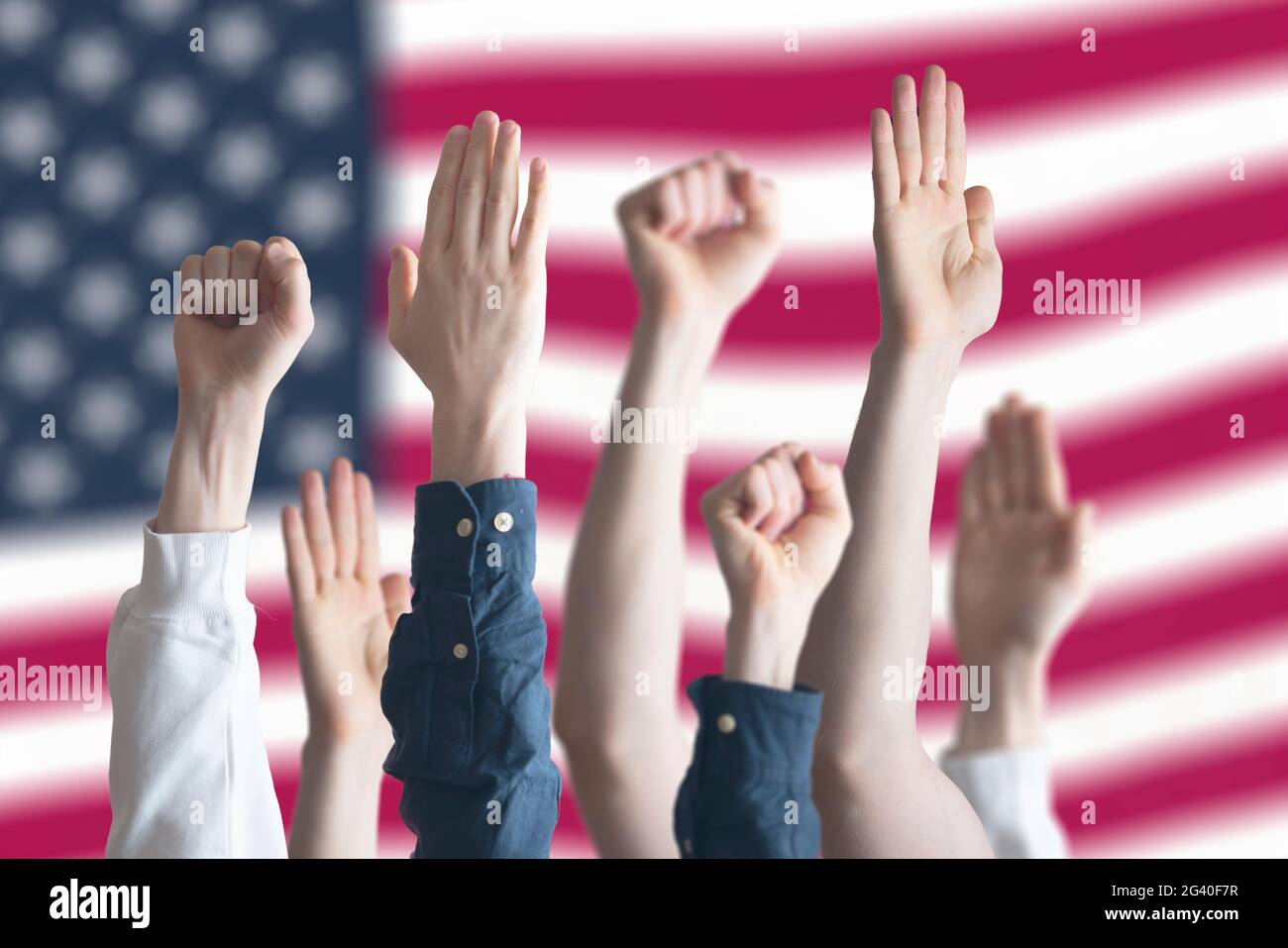 Im Land der usa stimmen die Menschen mit erhobenen Händen Stockfoto