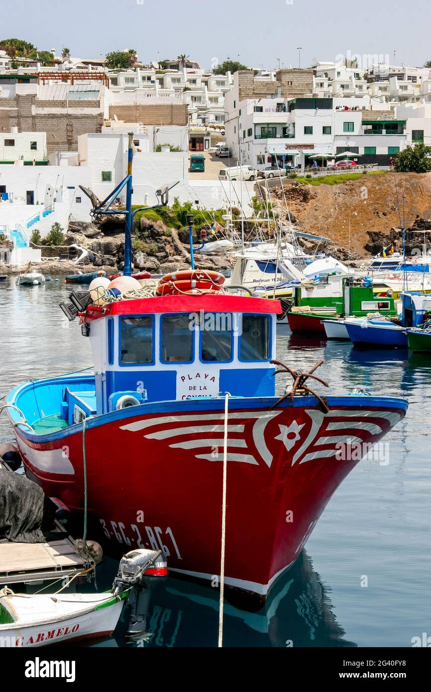 LANZAROTE, KANARISCHE INSELN/SPANIEN - AUGUST 5 : Fischerboot auf Lanzarote Kanarische Inseln Spanien am 5. August 2005. Drei Unidentifie Stockfoto