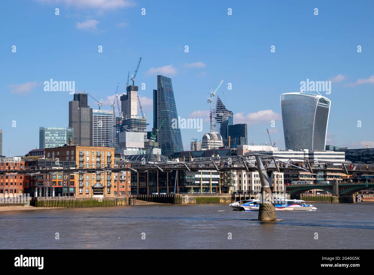 LONDON, UK - MÄRZ 21 : Blick auf die Themse zur City of London am 21. März 2018 Stockfoto