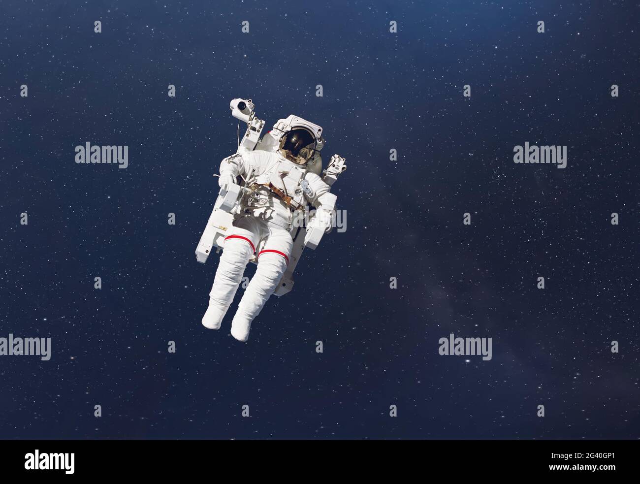 kosmonauten fliegen im Weltraum mit Sternen und Galaxienhintergrund mit einem Lichtstrahl. Elemente dieses Bildes wurden von der nasa eingerichtet Stockfoto