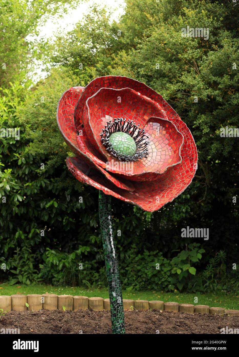 Mosaikmohn-Skulptur im Cripplegate Park, Worcester, Worcestershire, England, Großbritannien. Stockfoto