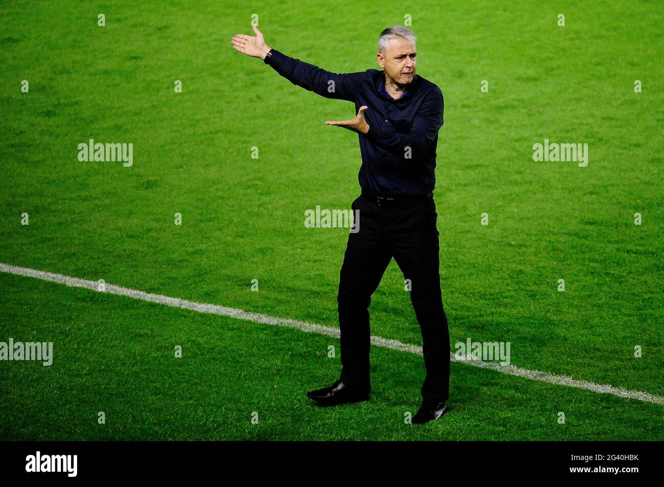 Recife, Brasilien. Juni 2021. Trainer Tiago Nunes (Grêmio) während des Spiels zwischen Sport x Grêmio, gültig für die vierte Runde der brasilianischen Meisterschaft der Serie 2021, im Adelmar da Costa Carvalho Stadion, bekannt als Ilha do Retiro Stadion, in Recife (PE), am Donnerstag (17) statt. Kredit: Ricardo Fernandes/Spia Foto/FotoArena/Alamy Live Nachrichten Stockfoto