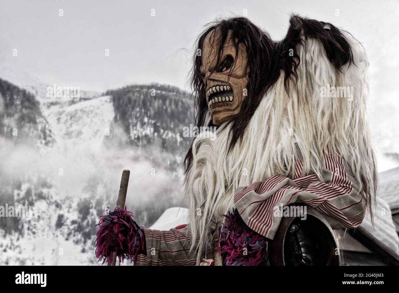 Karnevalsparade der Tschäggättä in Wiler, Lötschental, Wallis, Schweiz. Stockfoto