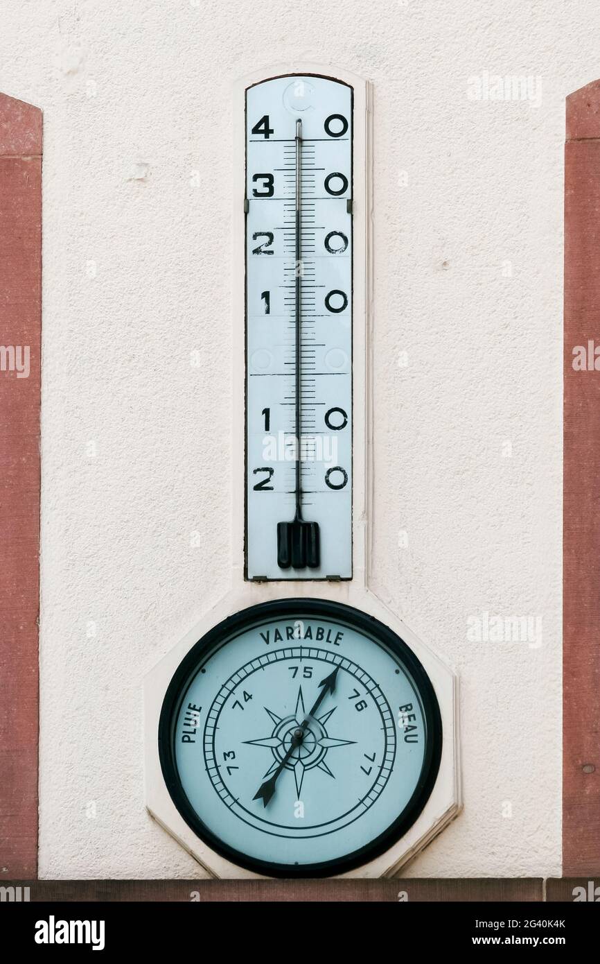 STRASSBURG, FRANKREICH/EUROPA - JULI 17: Temperaturanzeige und Barometer an einer Wand in Straßburg am 17. Juli 2007 Stockfoto