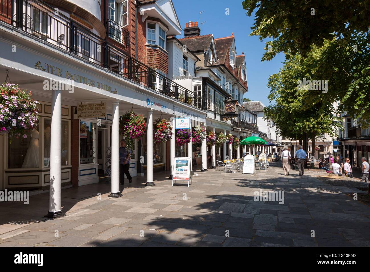 TUNBRIDGE WELLS, KENT/UK - 30. JUNI: BLICK auf das Einkaufszentrum Pantiles in Royal Tunbridge Wells am 30. Juni 2009. Unidentif Stockfoto